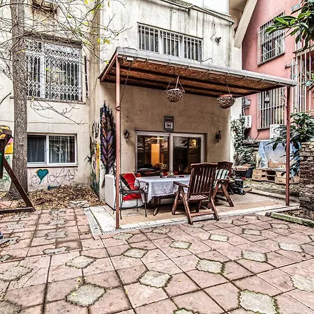 Cozy With Backyard In Sisli *
